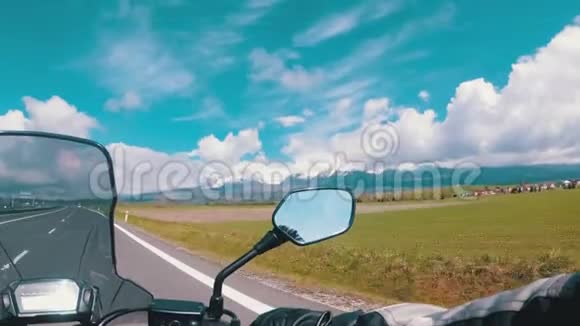摩托车手骑在塔特拉斯山附近的公路上从车轮后面看视频的预览图