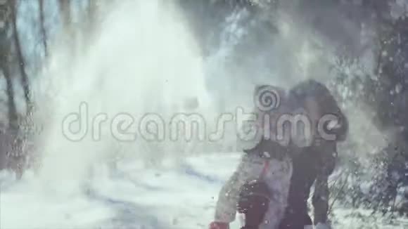 4K冬季比赛降雪下的母亲和孩子视频的预览图