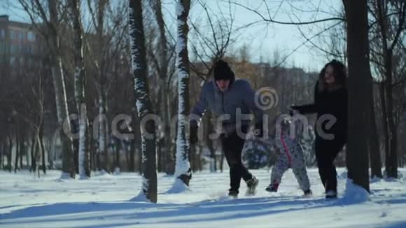 4快乐的家人在公园里跑步妈妈和爸爸抱着孩子把他抱起来视频的预览图