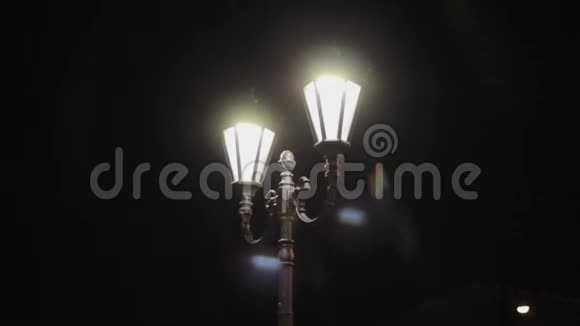 黑暗中的夜路灯户外夜生活中的老式灯柱视频的预览图