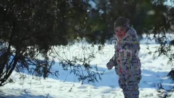 K4那孩子站在满是雪的公园里跑后笑着视频的预览图