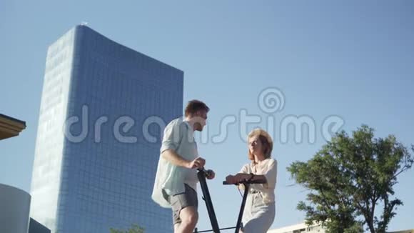 有电动滑板车的年轻夫妇在公园约会视频的预览图