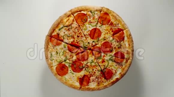 整个大披萨圈在白色表面旋转视频的预览图