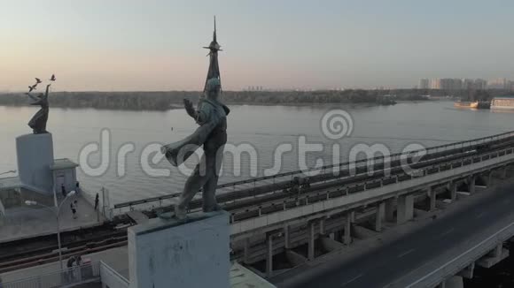 地铁大桥的鸟瞰图两座雕塑装饰了地铁站Dnipro基辅乌克兰视频的预览图