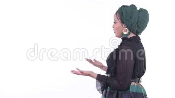 幸福的年轻非洲穆斯林妇女谈话概况视频的预览图