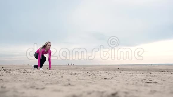 美丽的女孩在海边奔跑健身训练视频的预览图