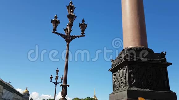 在圣彼得堡亚历山大林斯基柱灯的美丽景色圣以撒大教堂和金钟景观视频的预览图