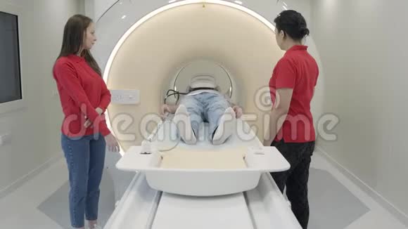 女学生做肿瘤患者MRI扫描视频的预览图