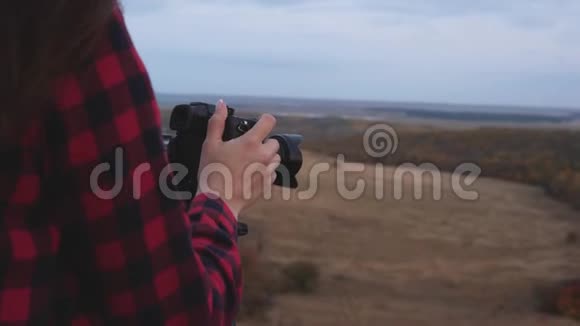 带着相机的女旅行者拍摄美丽的自然照片年轻独立女旅游摄影师照片视频的预览图