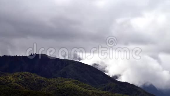 时间流逝的画面云在山上运动云的运动视频的预览图