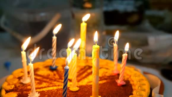 厨房的桌子上放着漂亮美味的生日蛋糕和燃烧的蜡烛视频的预览图