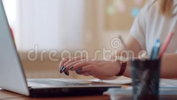 穿着白色上衣的女孩在笔记本电脑键盘上手上的时钟上和指甲上打字视频的预览图