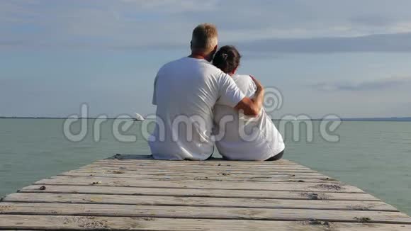 夏季匈牙利巴拉顿湖码头上的中年夫妇视频的预览图