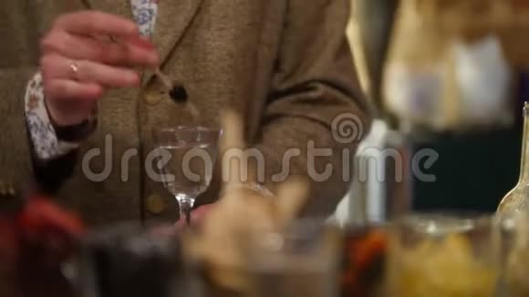 有魅力的红胡子男人正在和橄榄喝鸡尾酒和别人说话在软酒吧里笑视频的预览图