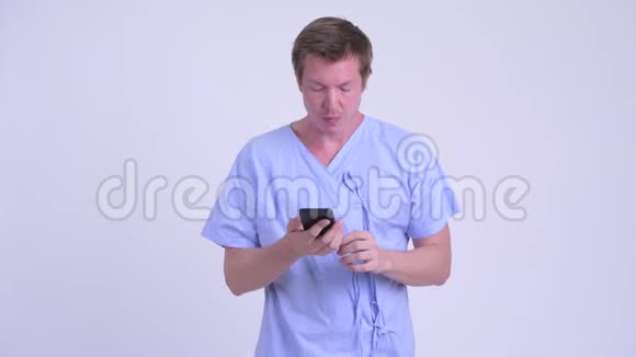 年轻有压力的男性病人在打电话时嗓子疼视频的预览图