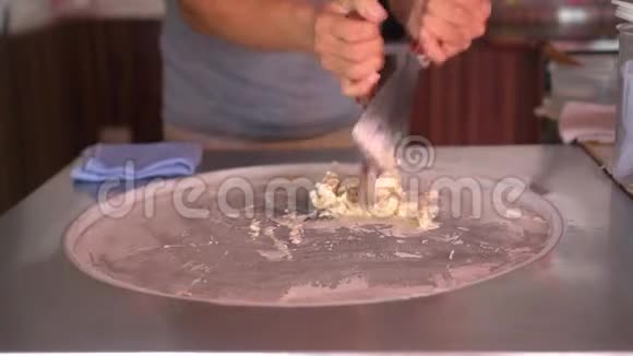烹制泰式天然水果冰淇淋剪辑在冷盘上用西番莲做冰淇淋卷加冰视频的预览图