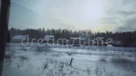 火车车窗外的冬季景观视频的预览图