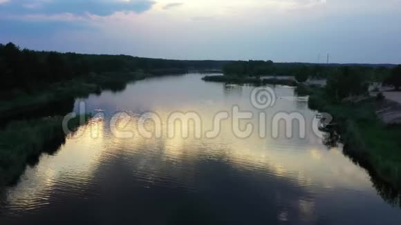 飞越Dnieper河附近的水库航空测量视频的预览图