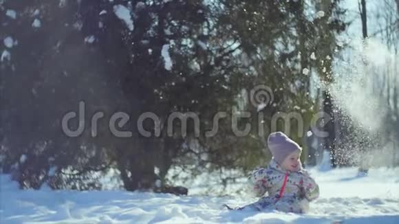 4宝宝坐在雪地上有人在下雪视频的预览图