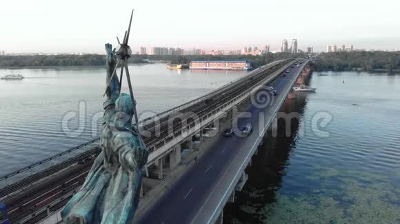 地铁大桥的鸟瞰图两座雕塑装饰了地铁站Dnipro基辅乌克兰视频的预览图