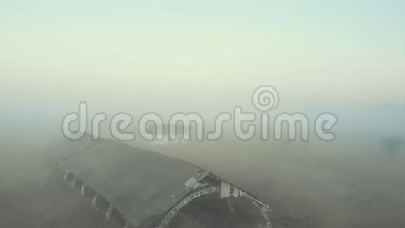 在雾中空旷的田野上被遗弃的建筑物视频的预览图