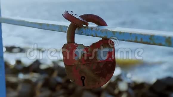 一个旧的锈锁与沙比油漆挂在锈皮里里视频的预览图