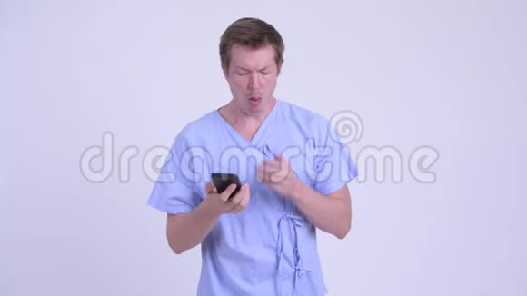 年轻病人一边打电话一边咳嗽视频的预览图