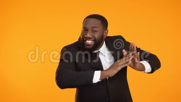 快乐的非裔美国人跳舞紧握双手宣传活动视频的预览图