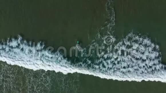 空中4K海和冲浪视频显示冲浪者捕捉到斯温顿M4月16日的波视图视频的预览图
