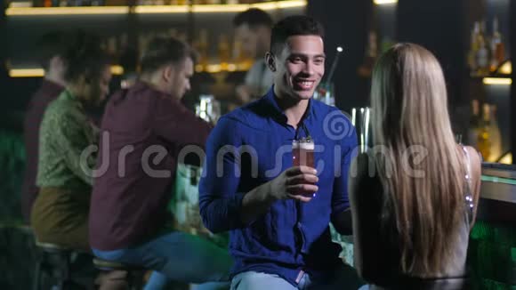 英俊的阿拉伯男人在酒吧和女人交谈视频的预览图