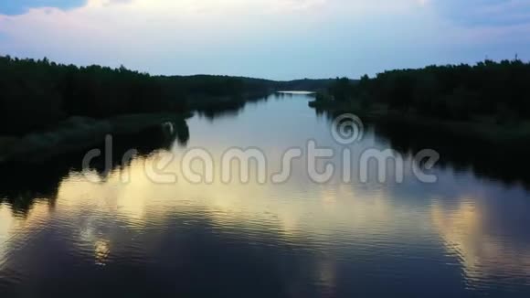 飞越Dnieper河附近的水库航空测量视频的预览图
