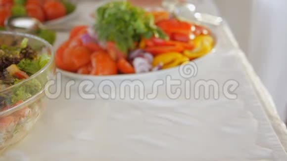 酒店午餐供应自助餐服务员的特写把大碗的沙拉放在桌子上视频的预览图