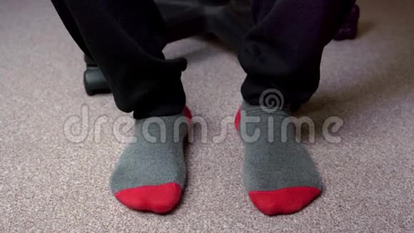 穿着浅棕色地毯的红灰色袜子视频的预览图