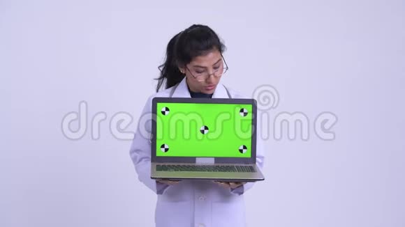 年轻快乐的波斯女医生解释和显示笔记本电脑视频的预览图
