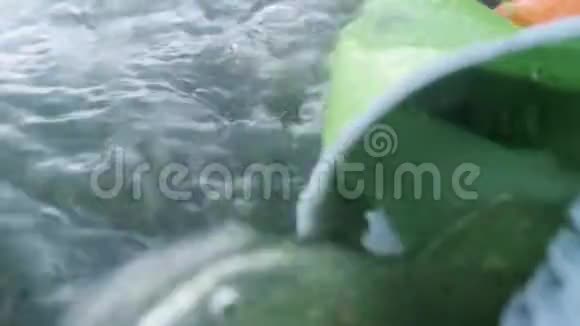 塑料杯和瓶子里的管子现场宏观摄影整形透视仿佛从水中看到e的概念视频的预览图