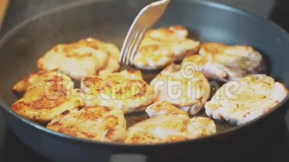 新鲜的鸡块用煎锅煮熟视频的预览图