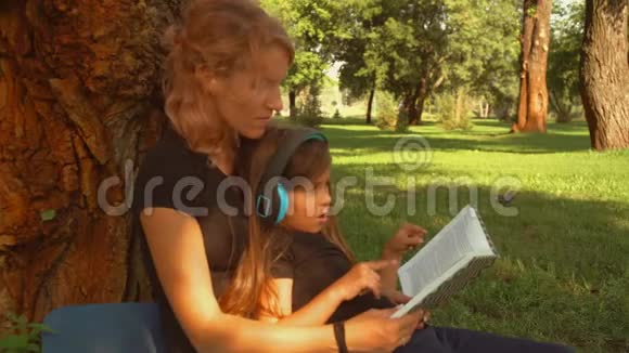 女人和女儿一起读这本书视频的预览图