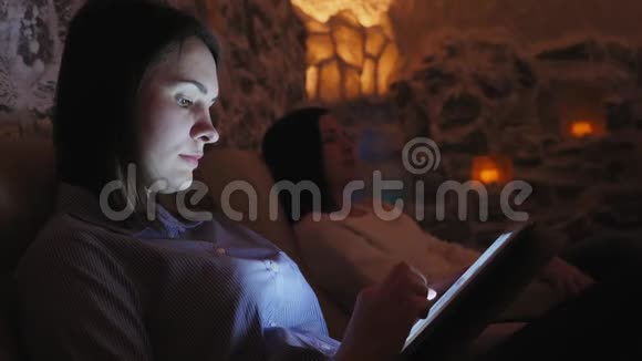 两个女人在盐洞里放松视频的预览图