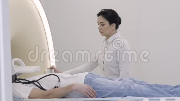 磁共振成像扫描仪妇女控制面板视频的预览图