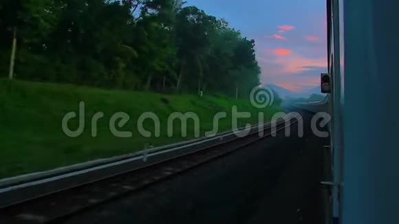 日出时间乘火车旅行视频的预览图