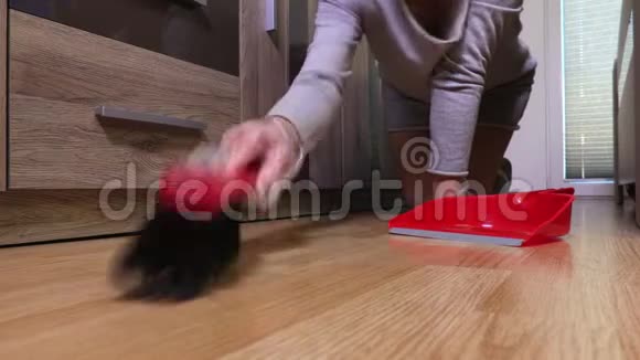 女人用刷子擦地板视频的预览图