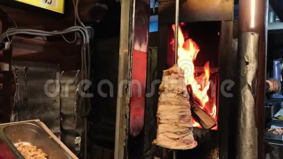 传统的土耳其食物DonerKebab在烤串餐厅里把烤串或烤串放在金属串上沙玛肉视频的预览图