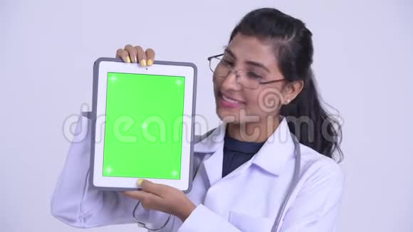 年轻快乐的波斯女医生展示数码平板电脑的脸视频的预览图