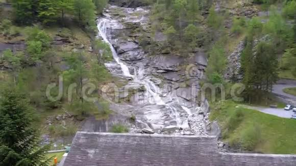 意大利山脉的野生瀑布纯野生高地瀑布在石场视频的预览图