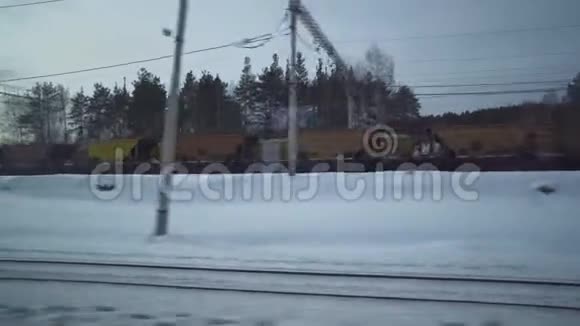 火车车窗外的冬季景观视频的预览图