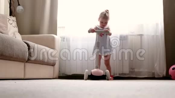 哈比女孩在家骑着粉色滑板车视频的预览图