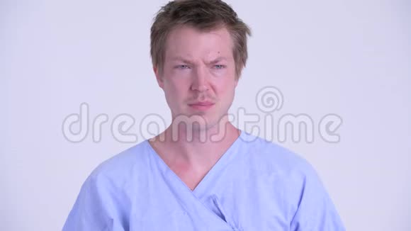 年轻有压力的男性病人看上去病了喉咙痛的肖像视频的预览图