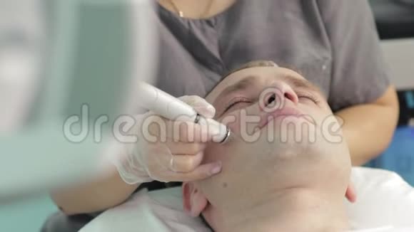 在面部真空护理过程中放松黑发男子慢动作视频的预览图