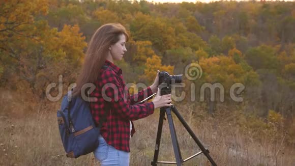 带着相机的女旅行者拍摄美丽的自然照片年轻独立女旅游摄影师照片视频的预览图