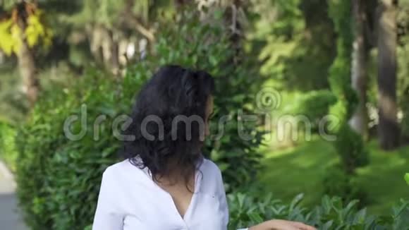 鞑靼女孩的白色手握绿叶视频的预览图